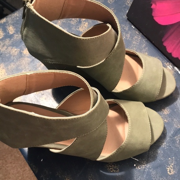 NEW Michael Antonio Green Wedge Shoe 7.5 - Picture 4 of 8